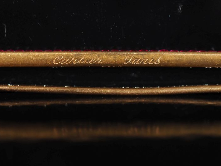 CARTIER, Paris Ravissante broche barrette en or jaune 750, sertie d'un