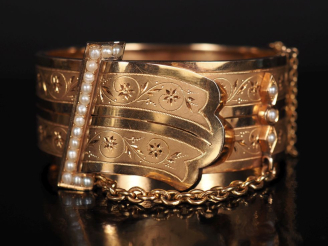 Vente aux enchères Joli bracelet manchette Napoléon III en or jaune 750, orné d'un motif 