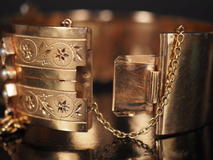 Joli bracelet manchette Napoléon III en or jaune 750, orné d'un motif 
