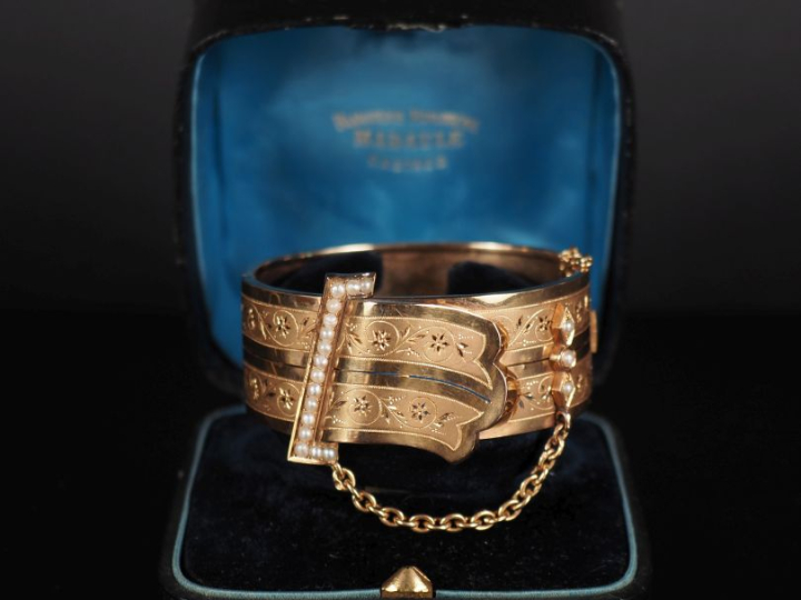 Joli bracelet manchette Napoléon III en or jaune 750, orné d'un motif 