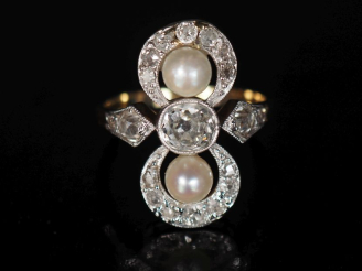 Vente aux enchères Bague dite "Toi   Moi" en or jaune, sertie en son centre d'un diamant 