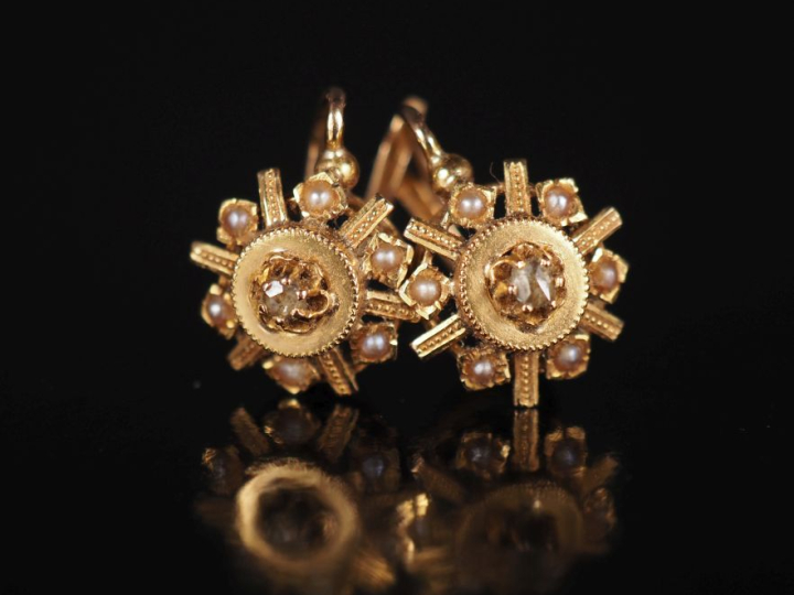 Paire de dormeuses en or jaune 750, agrémentées en leur centre d'un pe