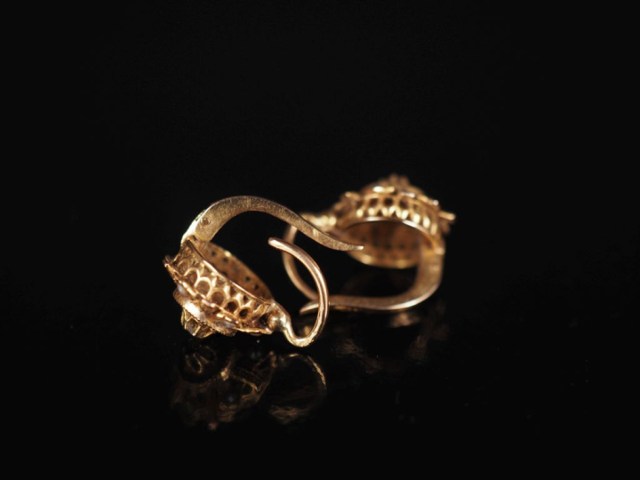 Paire de dormeuses en or jaune 750, agrémentées en leur centre d'un pe