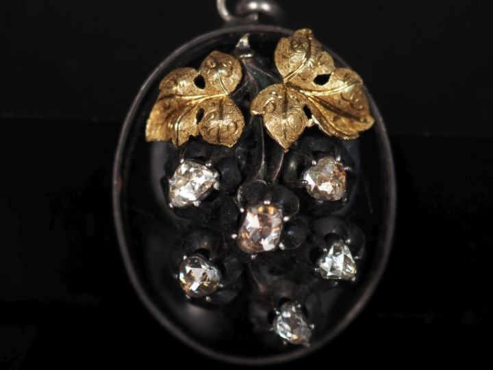 Pendentif de forme ovale en argent, serti d'onyx noir et orné de pampr