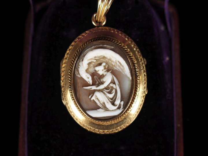 Pendentif porte-photo en or jaune 750 de forme ovale, serti en son cen