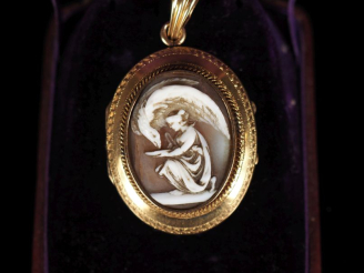 Vente aux enchères Pendentif porte-photo en or jaune 750 de forme ovale, serti en son cen