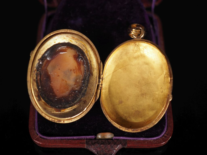 Pendentif porte-photo en or jaune 750 de forme ovale, serti en son cen