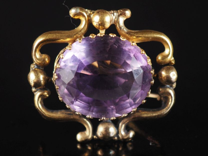 Broche en or jaune 750, sertie en son centre d'une améthyste.  Joli po