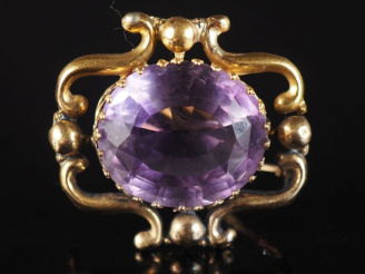 Vente aux enchères Broche en or jaune 750, sertie en son centre d'une améthyste.  Joli po