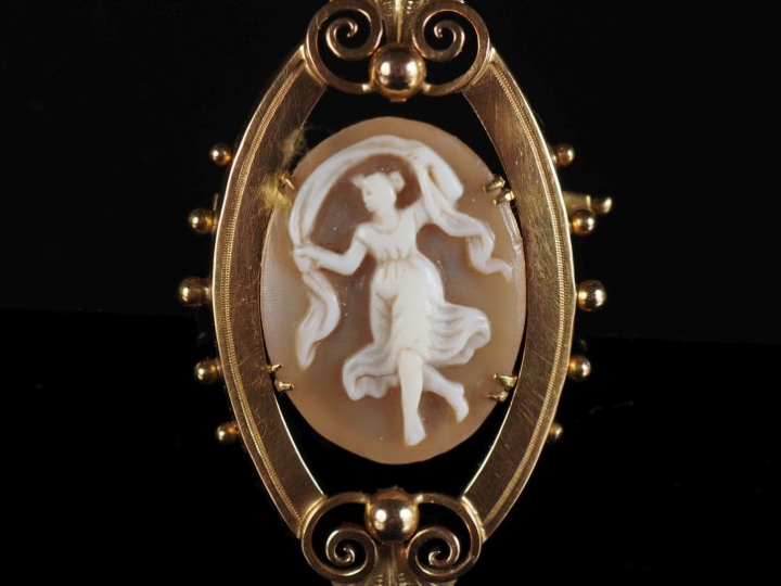 Broche en or jaune 750, sertie en son centre d'un camée figurant une j