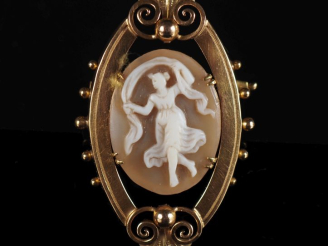 Vente aux enchères Broche en or jaune 750, sertie en son centre d'un camée figurant une j