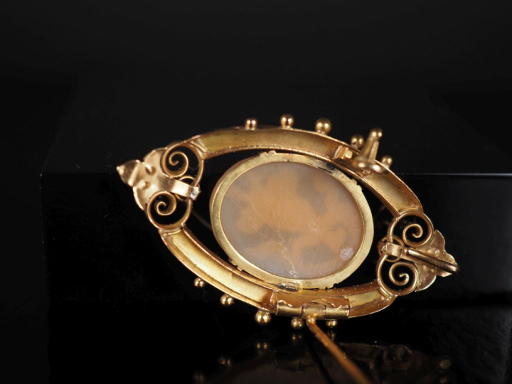 Broche en or jaune 750, sertie en son centre d'un camée figurant une j