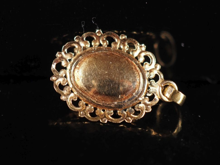 Pendentif en or jaune 750, serti en son centre d'un grenat.  Joli pour