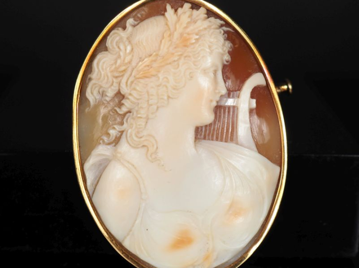 Broche de forme ovale en or jaune 750, sertie d'un camée figurant une 