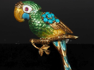 Vente aux enchères Ravissante broche en forme de perroquet branché en or jaune 750 rehaus