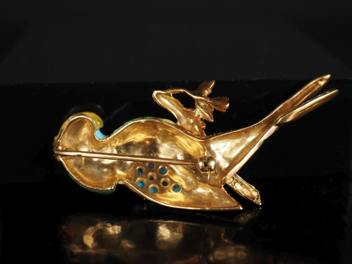 Ravissante broche en forme de perroquet branché en or jaune 750 rehaus