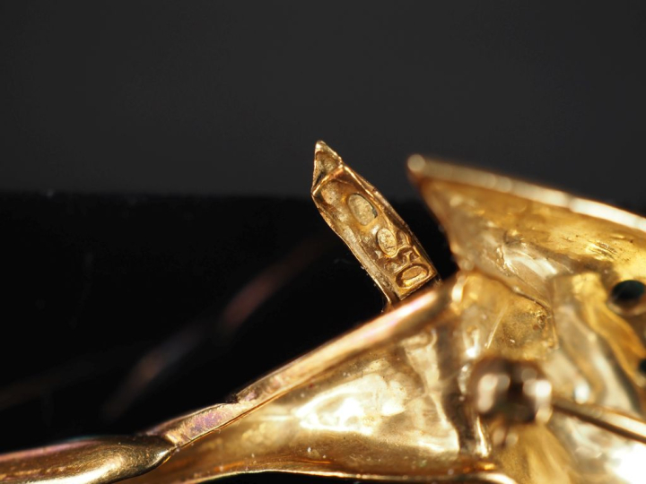 Ravissante broche en forme de perroquet branché en or jaune 750 rehaus