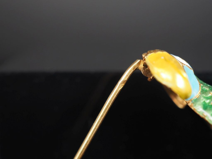 Ravissante broche en forme de perroquet branché en or jaune 750 rehaus