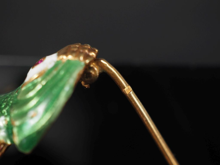 Ravissante broche en forme de perroquet branché en or jaune 750 rehaus