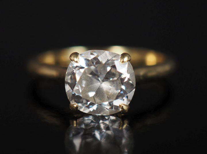 Bague de forme solitaire en or jaune 750, sertie en son centre d'un di