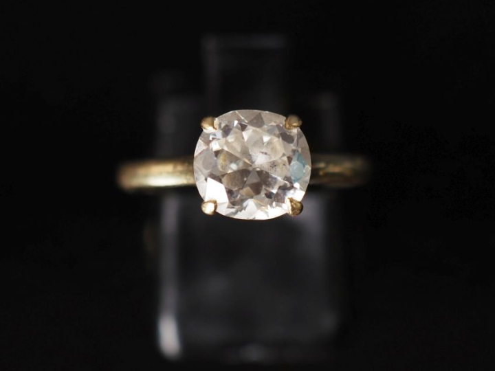 Bague de forme solitaire en or jaune 750, sertie en son centre d'un di