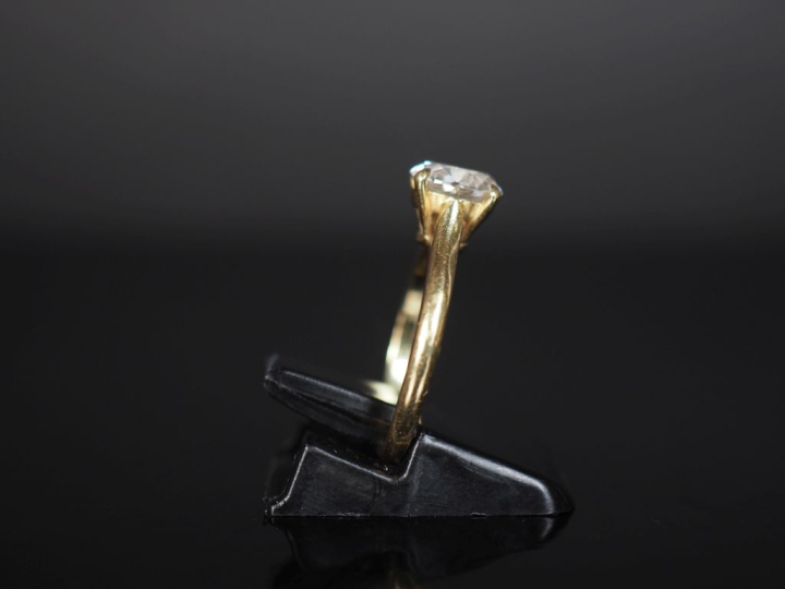 Bague de forme solitaire en or jaune 750, sertie en son centre d'un di