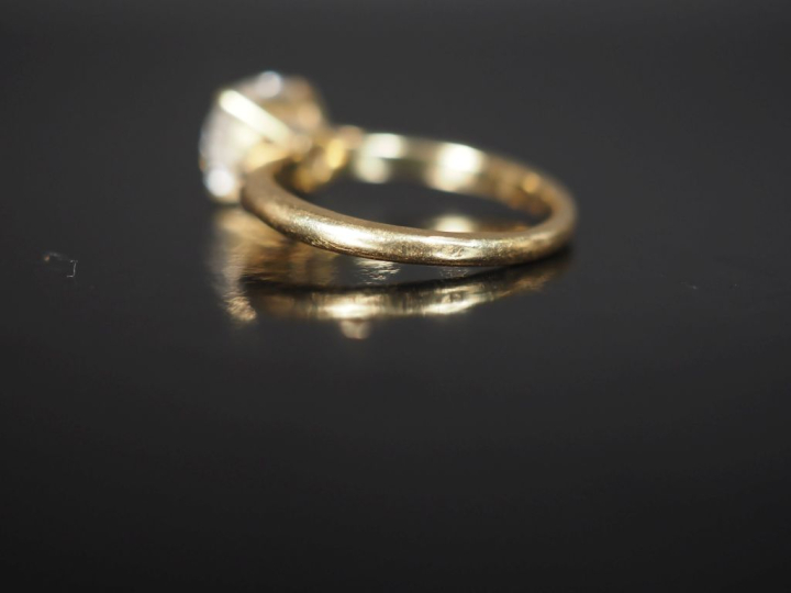 Bague de forme solitaire en or jaune 750, sertie en son centre d'un di
