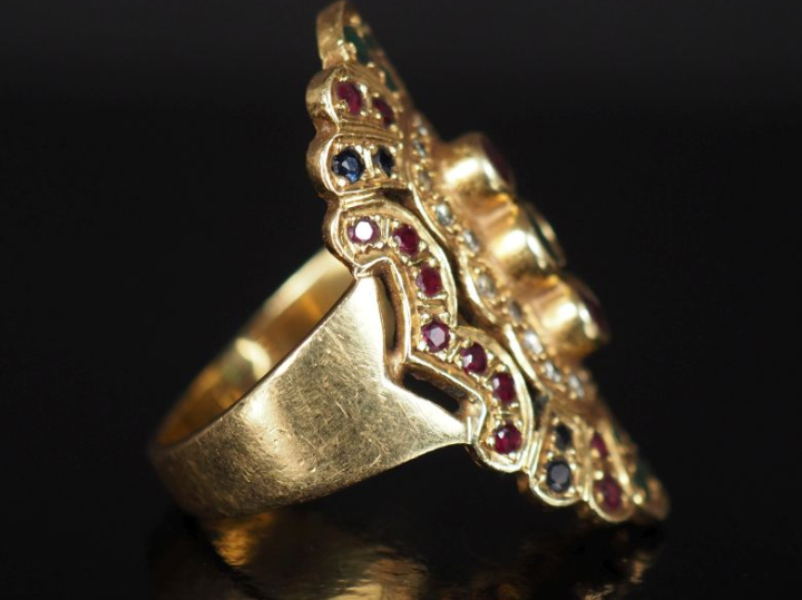 Jolie bague de style byzantin en or jaune 750, sertie de petits diaman