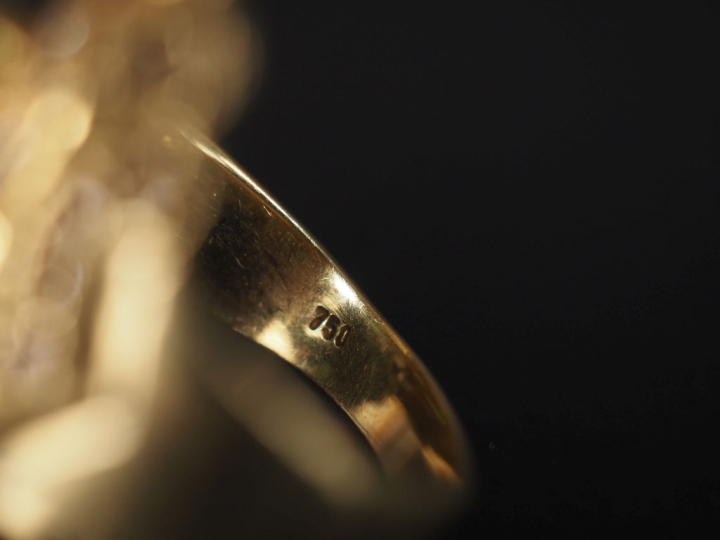 Jolie bague de style byzantin en or jaune 750, sertie de petits diaman