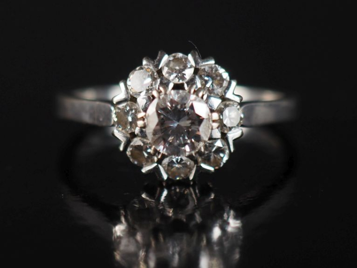 Bague de forme marguerite en or blanc 750, sertie en son centre d'un d