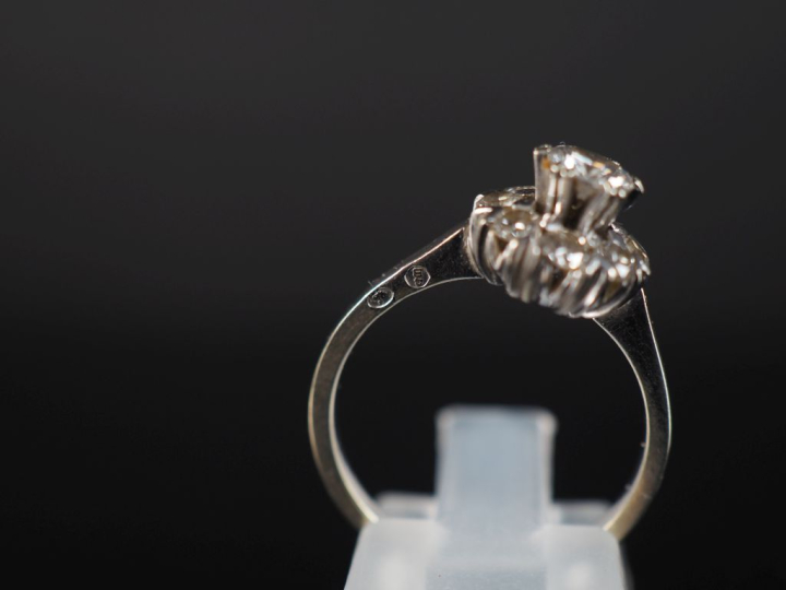 Bague de forme marguerite en or blanc 750, sertie en son centre d'un d