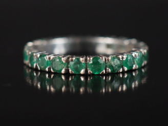 Vente aux enchères Alliance américaine en or blanc 585, sertie d'émeraudes.  TDD. 57 1/2 