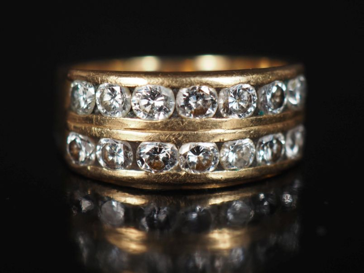 Bague bandeau en or jaune 750, sertie de deux lignes de sept diamants 