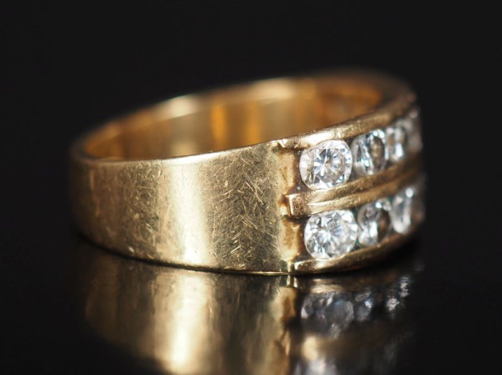 Bague bandeau en or jaune 750, sertie de deux lignes de sept diamants 