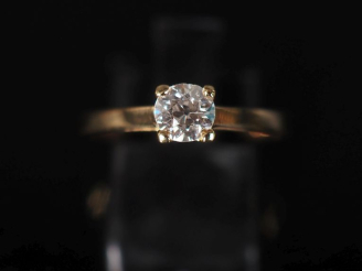 Vente aux enchères Bague de forme solitaire en or jaune 750, sertie en son centre d'un di