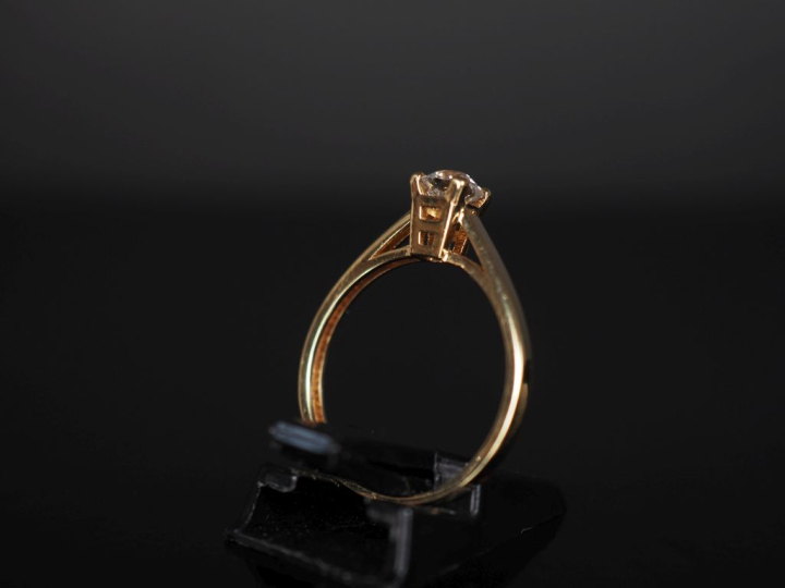 Bague de forme solitaire en or jaune 750, sertie en son centre d'un di