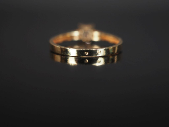 Bague de forme solitaire en or jaune 750, sertie en son centre d'un di