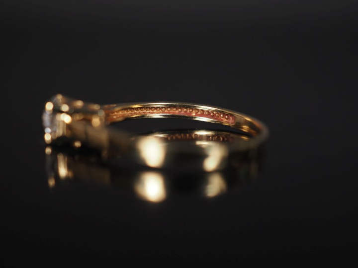 Bague de forme solitaire en or jaune 750, sertie en son centre d'un di