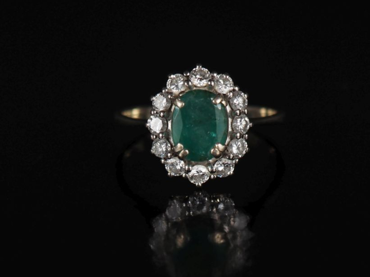 Bague de forme marguerite en or blanc 750, sertie en son centre d'une 