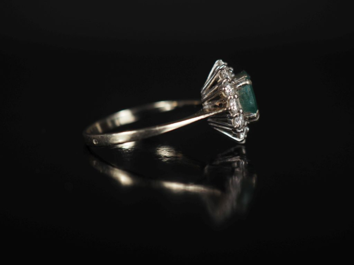 Bague de forme marguerite en or blanc 750, sertie en son centre d'une 