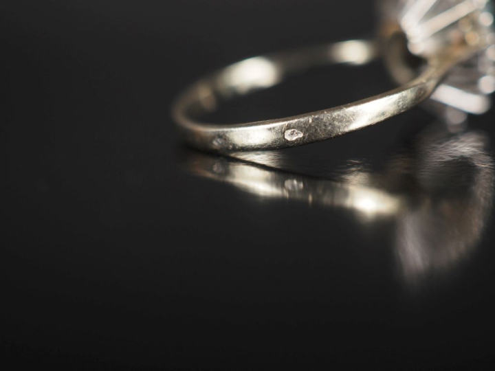 Bague de forme marguerite en or blanc 750, sertie en son centre d'une 