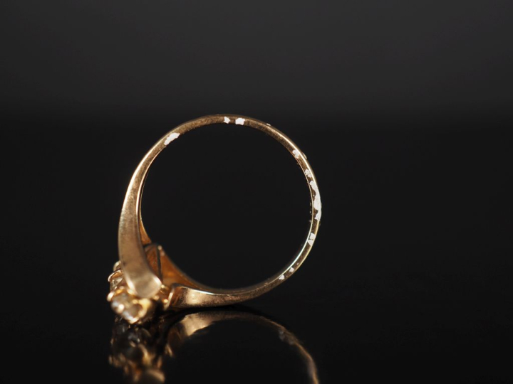 Bague de forme stylisée et ajourée en or jaune 750, sertie de trois di