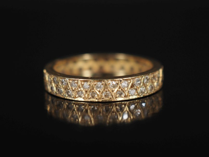 Ravissante bague jonc en or jaune 750, sertie de deux lignes de petits