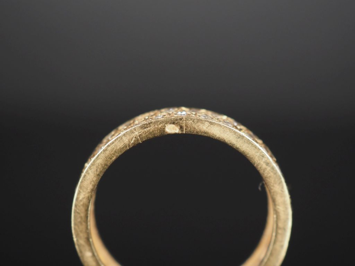 Ravissante bague jonc en or jaune 750, sertie de deux lignes de petits