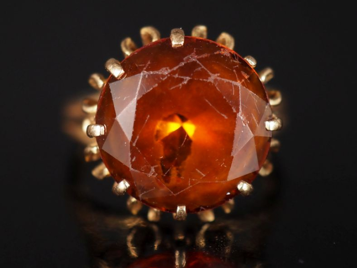 Bague en or jaune 750, sertie en son centre d'une topaze.  TDD. 54 Poi