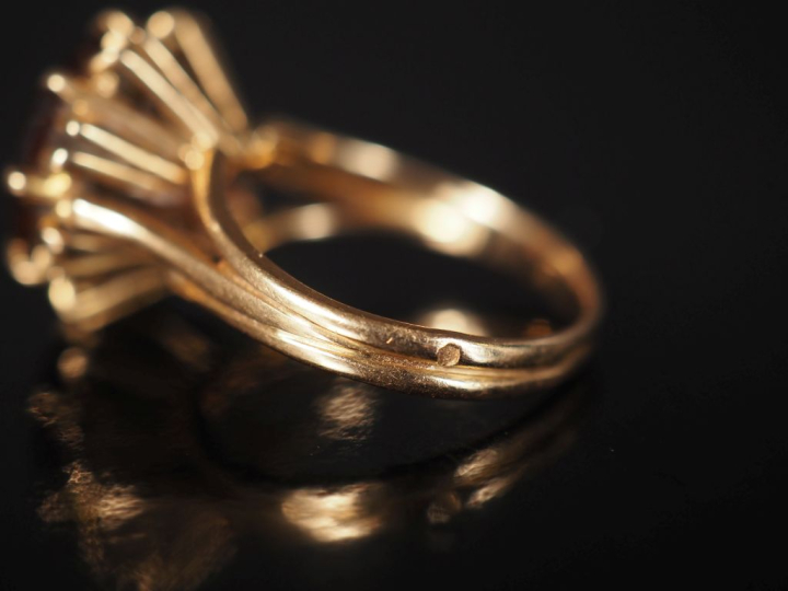 Bague en or jaune 750, sertie en son centre d'une topaze.  TDD. 54 Poi