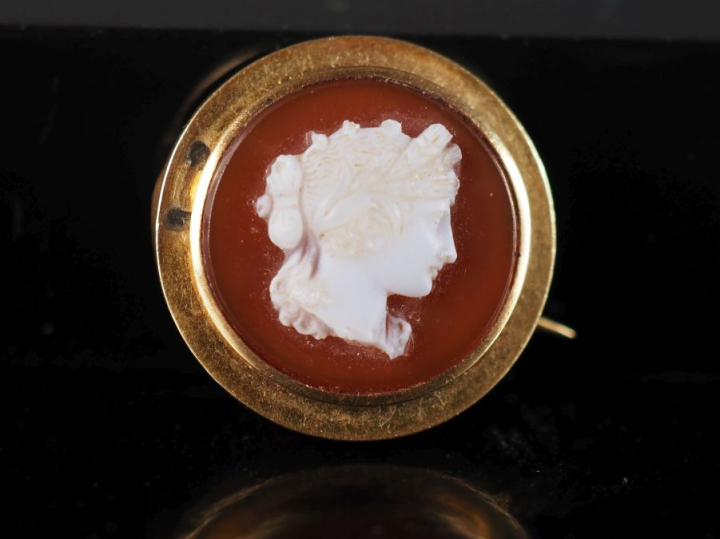 Broche en or jaune 750, sertie en son centre d'un camée pierre dure fi