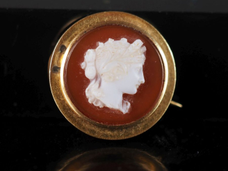 Vente aux enchères Broche en or jaune 750, sertie en son centre d'un camée pierre dure fi