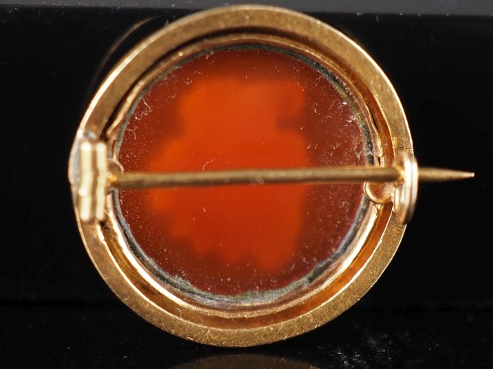 Broche en or jaune 750, sertie en son centre d'un camée pierre dure fi