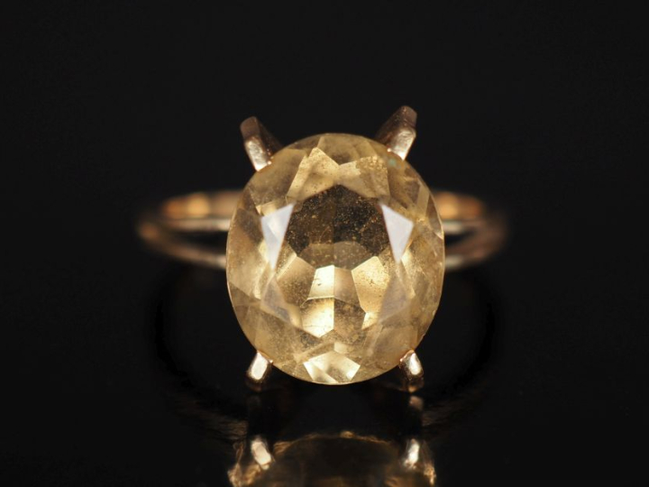Bague en or jaune, sertie en son centre d'un quartz jaune.  Jolie mont